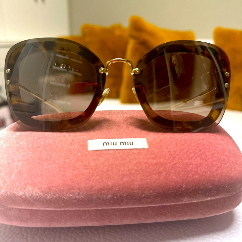 Bellísima.Miu Miu Sunglasses